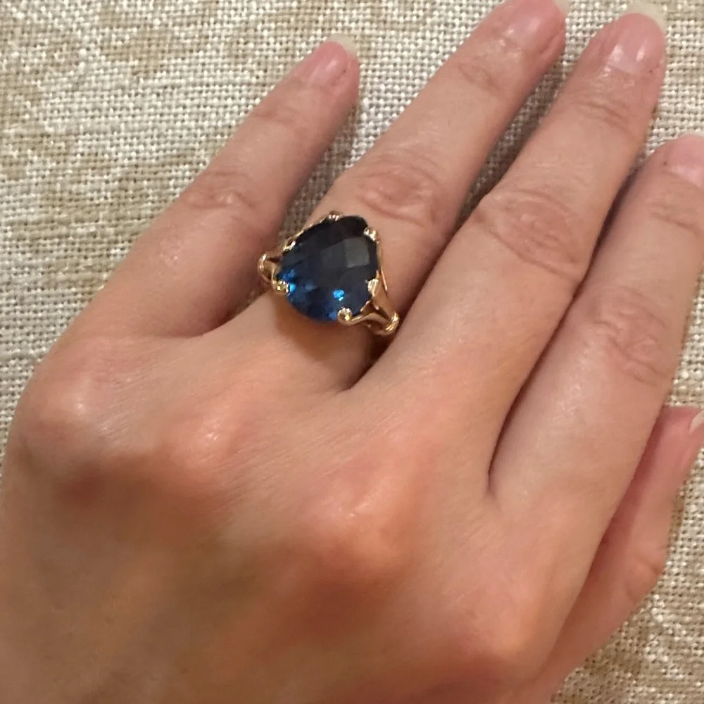 Elegant Blue and Gold Women's Ring